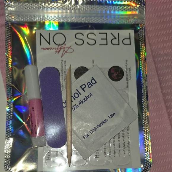 Elegant Green and White Press-On Nails - Picture 4 of 4